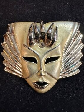 291- Gold Vtge. Mask Brooch-Artful Face Design Mardi Gras or Venetian-themed